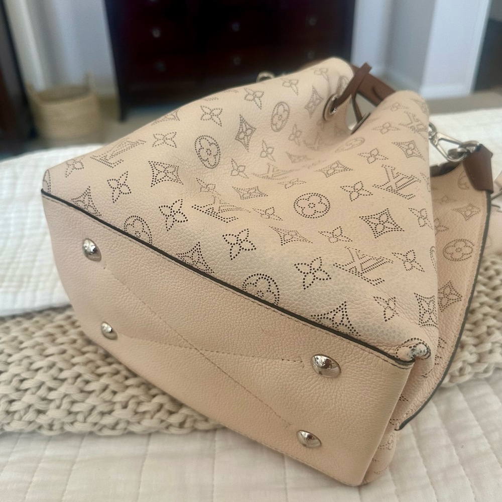 AUTHENTIC Louis Vuitton Muria Cream Women's Leather Bag on LV website for $5000 - Picture 11 of 12